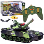 Kaugjuhitav tank War Tank metsa kamuflaažis