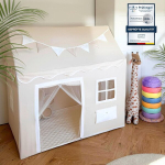 Lionherz&reg; M&auml;ngumaja koos postkastiga lastele, m&auml;ngutelk koos mati ja vimplitega, lastemaja 3 aknaga, l&auml;bipaistmatu uksekardin, lastetelk, siseruumide lastetuba, t&uuml;drukutele ja poistele (kreemikasvalge)