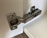 4 pehmelt sulguvat hinge koos kinnitustega kappide jaoks