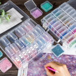 30 sektsiooniga v&auml;ikesed hoiukarbid (5,6 x 5,6 x 2,1 cm), v&auml;ikeste osade hoiukarp, sorteerimiskarbid v&auml;ikeste esemete jaoks, minihelmeste hoiukarp, l&auml;bipaistvast plastikust hingedega kaanega organiseerija (2 tk)