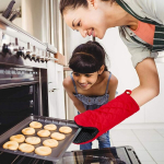 Ayada silikoonist pikad ahjukindad, k&ouml;&ouml;gikindad, k&uuml;psetuskindad, pol&uuml;estervoodriga libisemiskindlad kindad meestele ja naistele (punased)