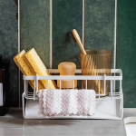 K&ouml;&ouml;givalamu hoiuriiul, kraani k&auml;snhoidja, seebi- ja harjarahmen.