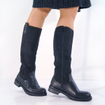 Mustad klassikalised naiste saapad