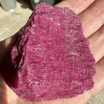 1tk Looduslik J&auml;me Punane Korund Kristall Rubiin Eksemplar - Aroomivaba Tahke Kivi Reiki, Jooga ja Energia Tervendamiseks - Kodu Dekoratsioon Kingitus Alustajatele, 1vnt 3-4oz