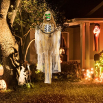 Halloweeni-kaunistus, rippuv skelett, valgustusega pea, k&otilde;hedust tekitav ulgumine, liigutatavad k&auml;ed, khaki v&auml;rvi