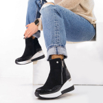 Musta v&auml;rvi naiste botased