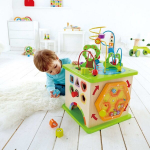 Country Critters Hape tegevuskuubik - Puidust beebi arendav m&auml;nguasi alates 12. elukuust.