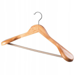 Puidust riidepuu riietele ja p&uuml;ksid riidekappi