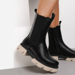 Mustad poolsaapad beeži tallaga