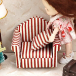 Nukumaja dekoratiivsed tarvikud, 1:12 Dollhouse Mini k&auml;sitsi valmistatud minitriibuline &uuml;heinimese diivan patjadega