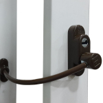 T&auml;iendav aknalukk v&otilde;tmega Penkid v&auml;rvus pruun