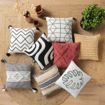 Dekoratiivne padjap&uuml;&uuml;r 40x40 cm, must mustriga