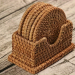 [Pidev m&uuml;&uuml;k] K&auml;sitsi valmistatud s&uuml;gis V&auml;&auml;na vitstest mattide komplekt, kuumakindel tassialus, potimatt, isoleermatt, puidust hoiutee komplekti tarvikud.