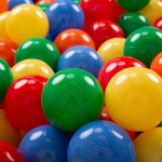 KiddyMoon M&auml;ngige Beebile Plastpalle 1200 t&uuml;kki &empty; 6cm, Pallidega Sertifitseeritud, Valmistatud Euroopa, kollane/roheline/sinine/punane/oranž