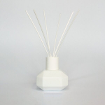 Valge opaalklaasist pudel kodul&otilde;hna jaoks, Stella