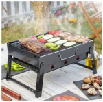 &Otilde;nnelikud inimesed voltivad kaasaskantava grilligrilli BBQ