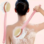 Mitmefunktsiooniline pika varrega pehme juuste pesuhari loofahga.