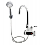 &Otilde;nnelikud inimesed elektrilise veesoojendi du&scaron;&scaron;peaga