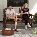 Outsunny 2-istmeline aiapink puidust, ilmastikukindel pink, aiam&ouml;&ouml;bel vihmavarju avaga, jalad vankriratta kujulised, laudparki pink 120kg koormatav, r&otilde;dupink, puidust pink r&otilde;dule aeda 154x65x102 cm s&ouml;estatud, Apdegęs
