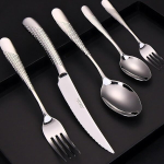 Daffodily&reg; luksuslik s&ouml;&ouml;giriistade komplekt, 20-osaline, valmistatud 18/10 roostevabast terasest 4 inimesele, 2-in-1 steak-nugadega - n&otilde;udepesumasinas pestav, peegell&auml;ikega, elegantne kinkekarp kaasas (signature Silver - 20 tk)