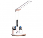 LED-t&ouml;&ouml;lamp ilmajaama lauaga ja r&otilde;&otilde;msate inimestega