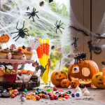 Mustade putukakujude komplekt Halloween realistlik 160 t&uuml;kki &mdash; halloween kaunistused, kunstputukad, naljatarbed, peokaunistused, hirmu vidinad, plastikloomad, aprillinalja tarvikud