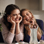 Sgqtgimu Ema ja t&uuml;tre kujuke, ema ja t&uuml;tre kallistuse kujud, &otilde;e kuju, s&otilde;pruse ja peresidemete s&uuml;mbol, s&uuml;nnip&auml;ev, uus aasta, emadep&auml;ev ja s&otilde;prus