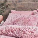 Catherine Lansfield Cuddly kahekohaline voodipesukomplekt padjap&uuml;&uuml;ridega roosa s&uuml;gava karvaga kunstkarusnahk