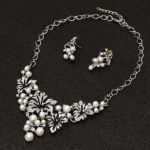 Kaelakee p&auml;rllilled koos k&otilde;rvar&otilde;ngastega, h&otilde;bedane