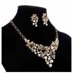 Kaelakee p&auml;rllilled koos k&otilde;rvar&otilde;ngastega, kuldne