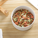 Koera s&ouml;&ouml;gikauss puidust alusega, keraamiline kauss vee ja toidu jaoks, 850 ml