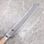 Kai Shun Classic White Jaapani leivanuga, tera pikkus 23 cm - Damaskuse nuga, 32 kihti Vg Max s&uuml;damik - 61 (&plusmn;1) Hrc - pakka puidust k&auml;epide - valmistatud Jaapanis - sakilise teraga leival&otilde;ikur, sepistatud
