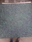 Fitnessi- ja j&otilde;usaali kummiplaadid mustad/rohelised 1000 x 1000 x 20 mm