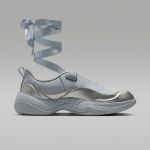 Jordan Wmns Pointe Metallic Silver/ Photon Dust-Smoke Grey - Suurus 38 (IB8597-002 Vabaajajalatsid)