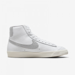 Nike WMNS Blazer Mid '77 - Suurus 44 (DQ7574-100 Vabaajajalatsid)