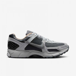 Nike Zoom Vomero 5 - Suurus 44 (HV5982-001 Vabaajajalatsid)