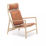 Massiivse tamme konstruktsiooniga ja konjaki pruunist p&uuml;hvlinahast istmega tugitool. Dedo - Gazzda