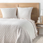 Valge/beež mikrokiust voodikatte ja padjakatete komplekt 220x240 cm Joana &ndash; douceur d'int&eacute;rieur