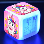 V&auml;rvimuutus &Uuml;kssarvik &auml;ratuskell Loominguline &ouml;&ouml;valgus LED digitaalne &auml;ratuskell &Uuml;li&otilde;pilaste lauakell Laste kingitused