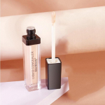 KISS BEAUTY Hydrated Light Mist peitekreem, mis hoiab meigi peitepulka p&otilde;hjas, ei ole kerge eemaldada ja nahk ei j&auml;&auml; kinni Bright color