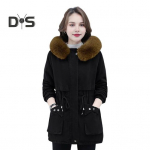 Naiste talvine puuvillane jakk karvase kapuutsiga ja topelttaskutega, n&ouml;&ouml;riga v&ouml;&ouml;koht keskmise pikkusega t&otilde;mblukuga suletav mantel &Uuml;hev&auml;rviline tuulekindel v&auml;lir&otilde;ivas Parka M punane