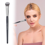 Peen n&auml;opintsel varjab ja silme all olevad piirjooned meigipintsel Peitekreemi pintsel