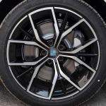 &Uuml;hildub BMW 5. seeria 525li, 535, 520, 530 ja 528 velgedega; saadaval 17 , 18 ja 19 alumiiniumvelgede ja rehvidega.