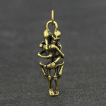 K&auml;sitsi valmistatud puhtast messingist skelett Skull Lover Punk v&otilde;tmehoidja Vintage vasest mini kallistuskuju v&otilde;tmehoidja ripatsiga kaunistus naljakas m&auml;nguasja kingitus 1PC