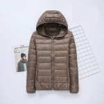 Naiste kevad- ja s&uuml;gismantel L&uuml;hike kerge, &otilde;huke valge pardi sulemantel M