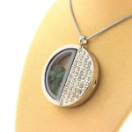 Pierres et Min&eacute;raux. Collier Grenat Tsavorite brut. Mod&egrave;le demi-cercle.