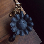 Puhas must, ehtsast nahast auto v&otilde;ti, kotiripats, lihtne ja k&otilde;rgekvaliteediline, trendika v&otilde;tmehoidjaga.