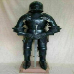 Keskaegne r&uuml;&uuml;tli&uuml;likond, soomus&uuml;likond, soomuskiiver. Full Black Suit Of Armour Helmet. Parim cosplay jaoks