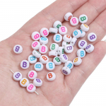 50 tk akr&uuml;&uuml;list v&auml;rvilised AZ inglise kirjaga helmed lamedad &uuml;mmargused t&auml;hestiku helmed ehete valmistamiseks DIY paari s&otilde;pruse k&auml;ev&otilde;ru kaelakee A