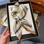 70*70cm siidist r&auml;tik ruudukujuline tr&uuml;kitud sall naiste satiin kaelaga juuksepael Pehme kaelar&auml;tt Bandana Foulard 70*70cm